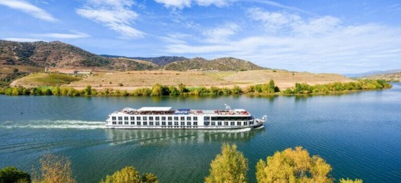 Le Douro Spirit naviguant tranquillement dans la vallée du Douro en bateau, entouré de paysages verdoyants.